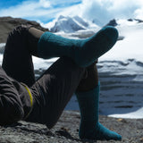 Wärmste Alpaka Socken in dunkeltürkis getragen vor dem Quelccaya Gletscher in Cusco, Peru
