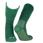 Wärmste Alpaka Thermosocken in weihnachtlichem grün vor weißem Hintergrund