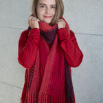 Großer Alpaka Schal in rot für kalte Wintertage von Alpakin, getragen von blonder Frau, die lächelt