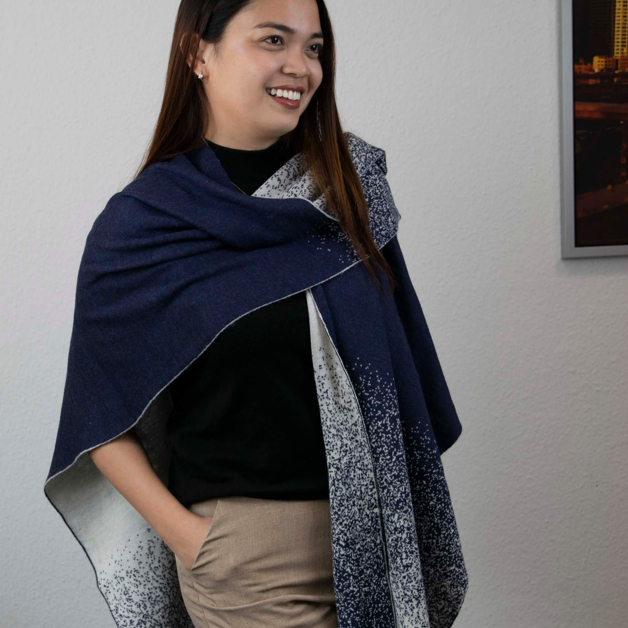 YANA Alpaka Poncho Schal für Damen von Alpakin in dunkelblau mit Model